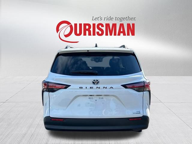 2022 Toyota Sienna LE photo 3