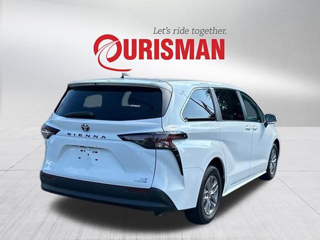 2024 Toyota Sienna LE photo 2