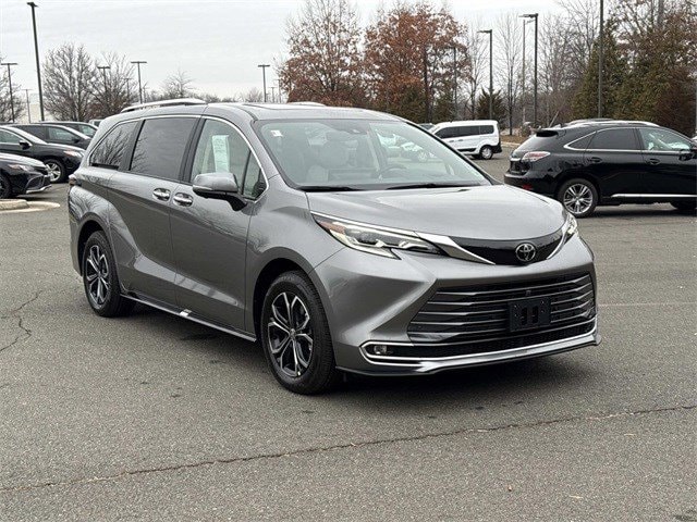 2026 Toyota Sienna Platinum's photo