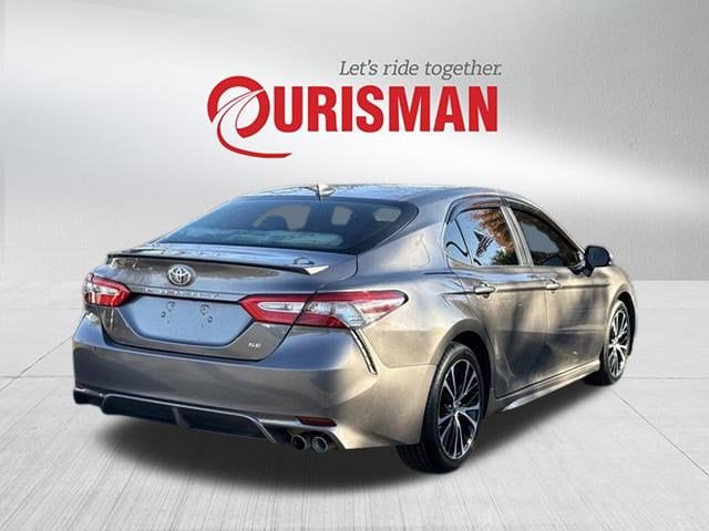 2020 Toyota Camry SE photo 2