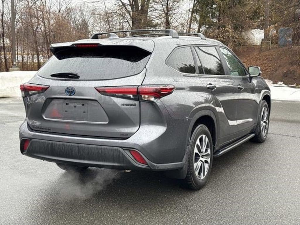 Used 2024 Toyota Highlander Hybrid XLE SUV