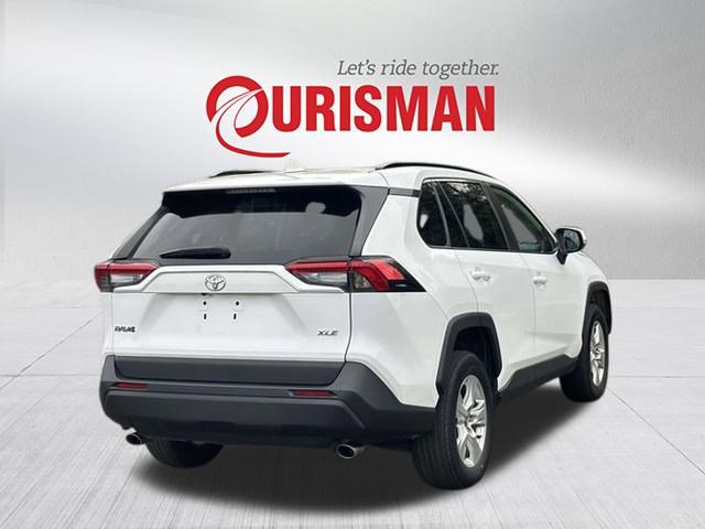 2021 Toyota RAV4 XLE photo 2