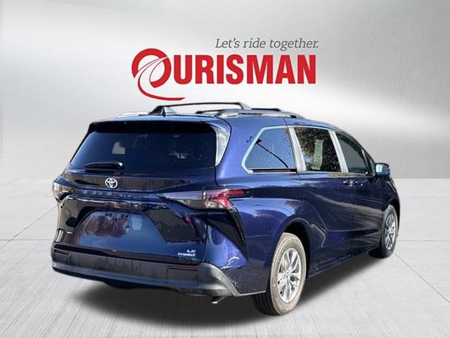 2024 Toyota Sienna LE photo 2