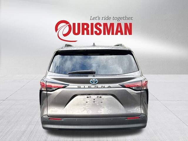 2022 Toyota Sienna XLE photo 3