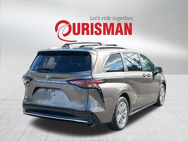 2022 Toyota Sienna Platinum photo 2
