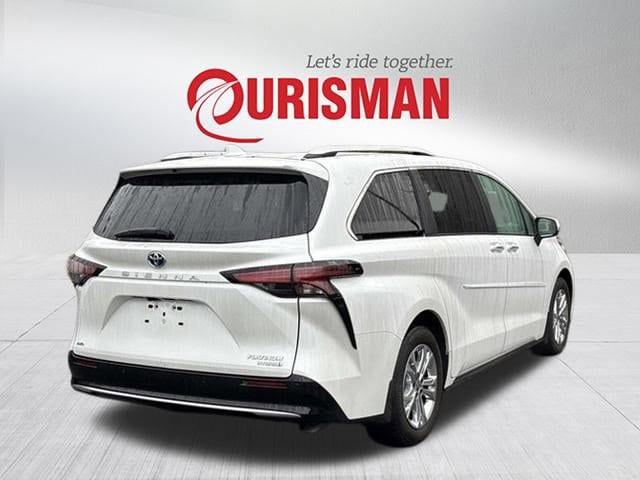 2023 Toyota Sienna Platinum photo 2