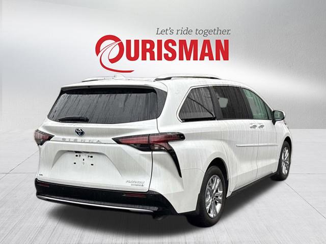 2023 Toyota Sienna Platinum photo 2