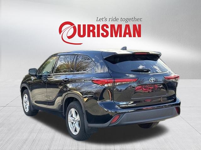 2022 Toyota Highlander LE photo 3