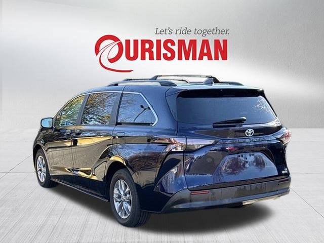 2024 Toyota Sienna LE photo 4