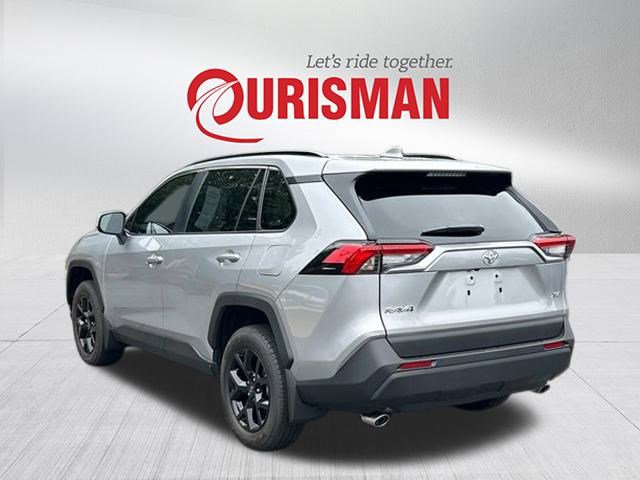 2025 Toyota RAV4 XLE photo 4