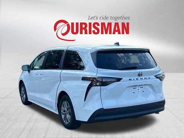 2024 Toyota Sienna LE photo 4