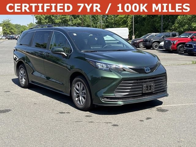 2025 Toyota Sienna LE 8-Passenger Hybrid FWD's photo