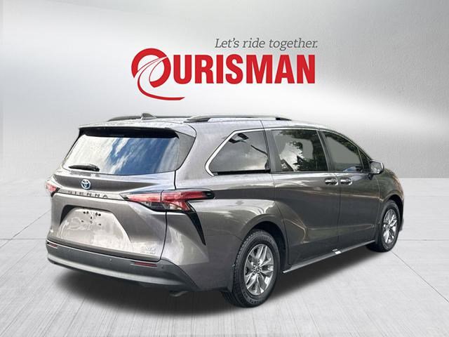 2022 Toyota Sienna XLE photo 2