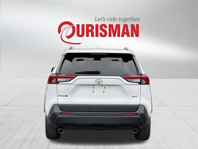 2021 Toyota RAV4 XLE photo 3