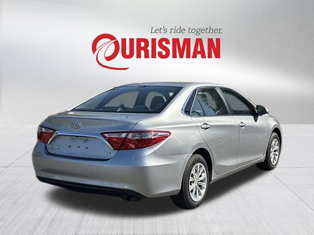 2016 Toyota Camry LE photo 2