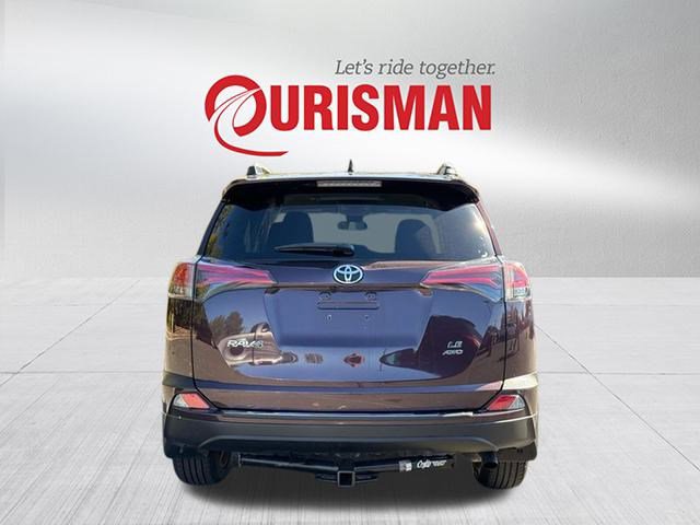 2018 Toyota RAV4 LE photo 3