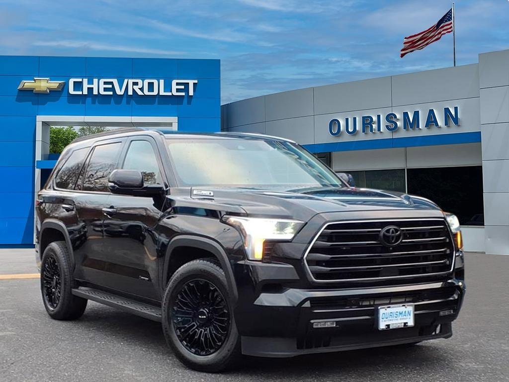 2024 Toyota Sequoia SR5's photo