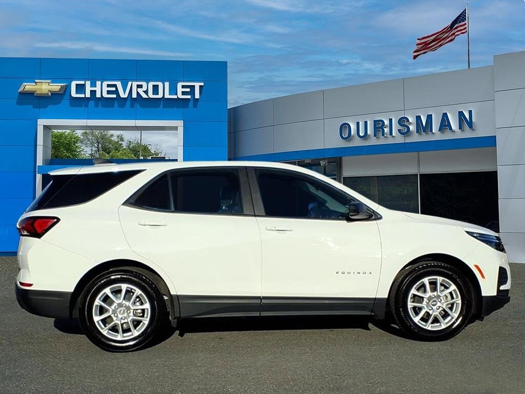 2023 Chevrolet Equinox LS photo 2