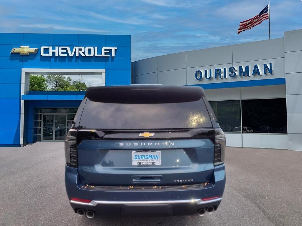 2025 Chevrolet Suburban Premier photo 3