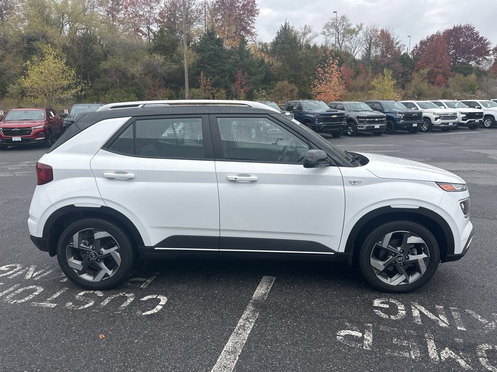 2023 Hyundai Venue Limited photo 2