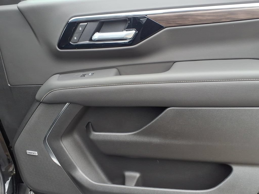 2026 Chevrolet Suburban Premier - Photo 18