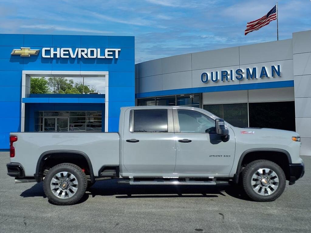 2025 Chevrolet Silverado Custom photo 2