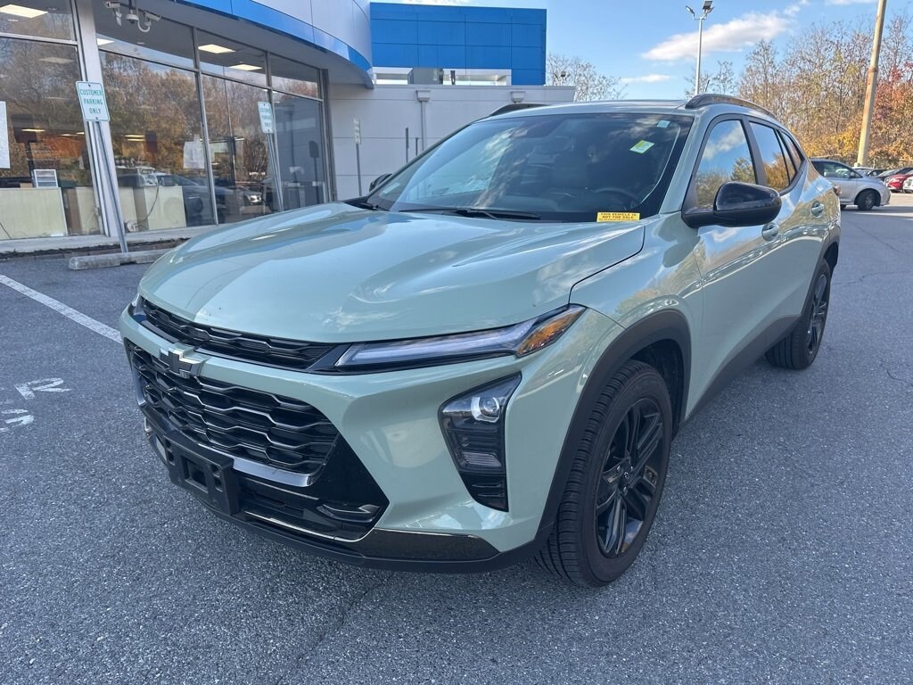 Used 2025 Chevrolet Trax Activ SUV