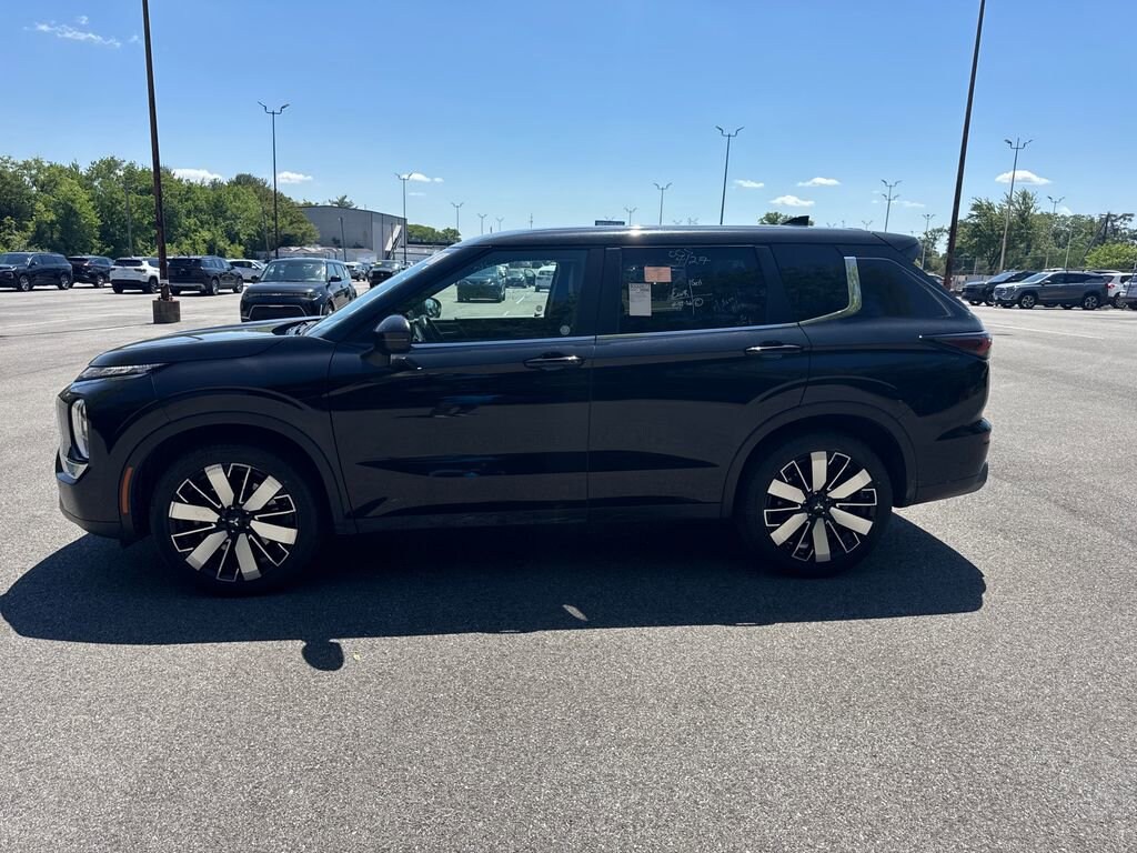 Used 2025 Mitsubishi Outlander SE SUV