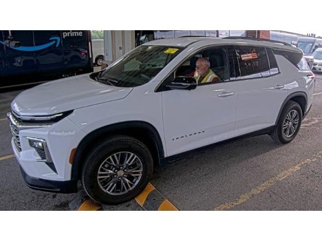 2024 Chevrolet Traverse photo 2