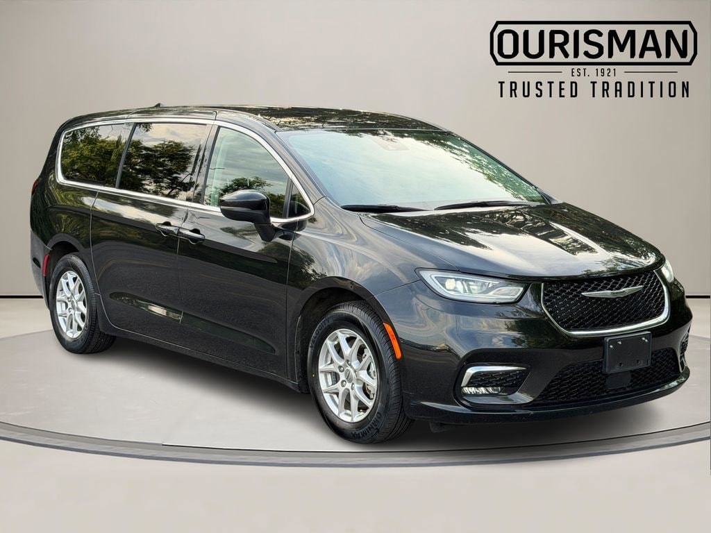 2023 Chrysler Pacifica Touring L's photo