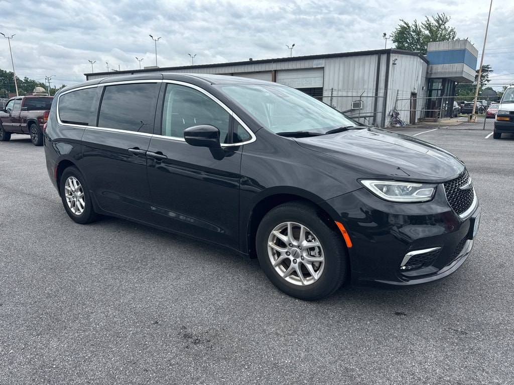 2023 Chrysler Pacifica Touring L's photo
