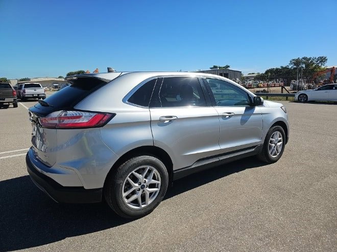 2022 Ford Edge SEL photo 2