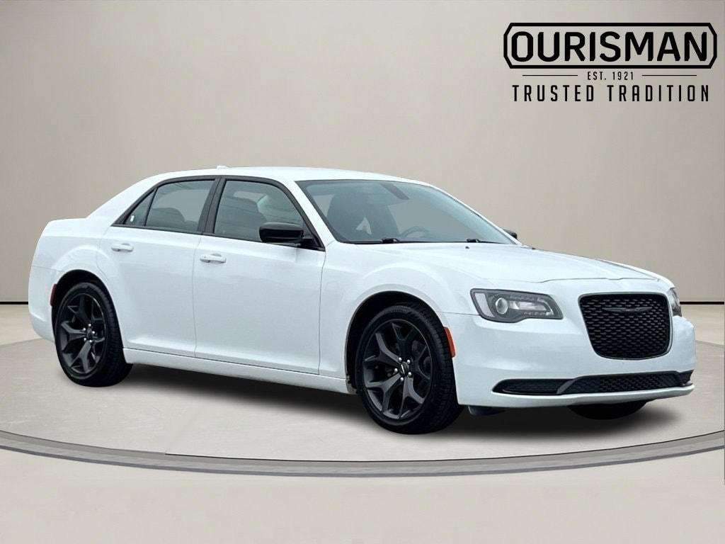 2021 Chrysler 300 Touring's photo