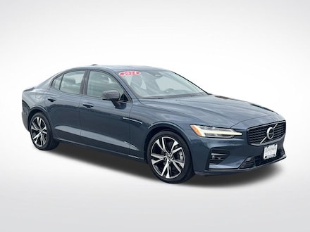 2024 Volvo S60 Core Dark Theme Sedan