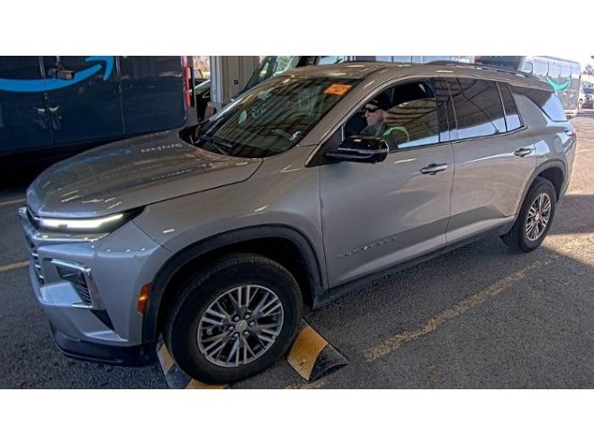 2024 Chevrolet Traverse 1LT photo 2