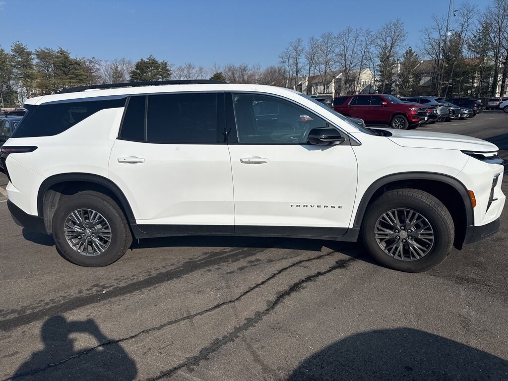 Used 2024 Chevrolet Traverse LT SUV