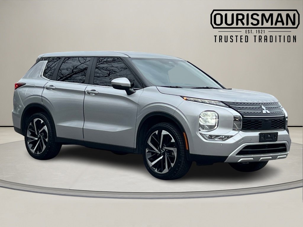 2022 Mitsubishi Outlander SE's photo