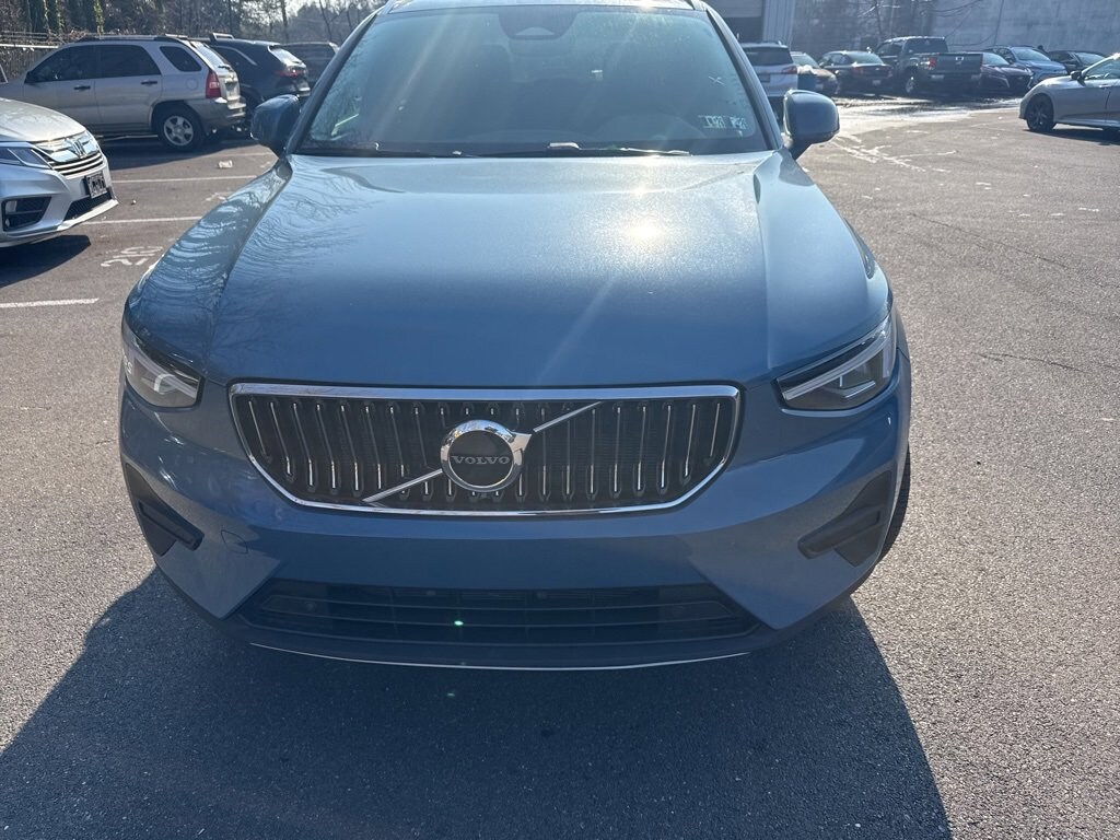 Used 2025 Volvo XC40 Core Bright Theme SUV