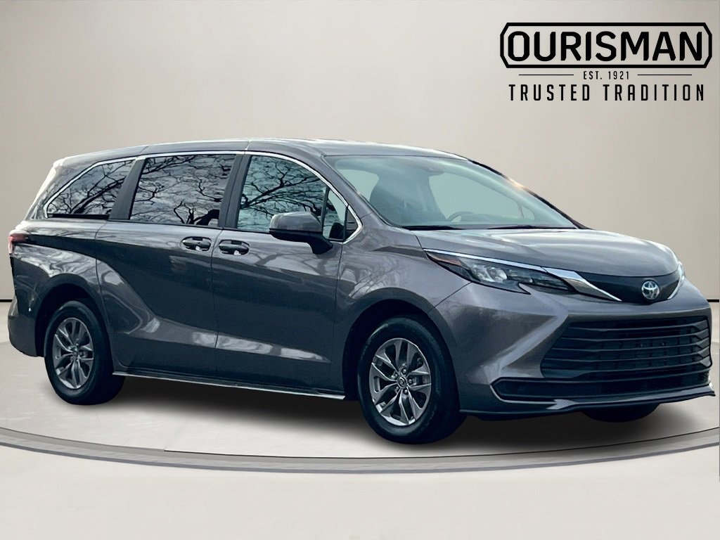 2024 Toyota Sienna LE's photo