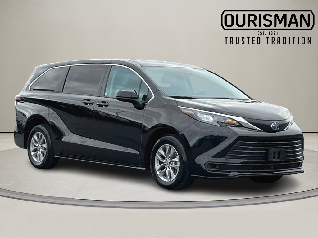 2024 Toyota Sienna LE's photo