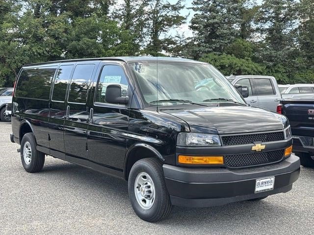 2026 Chevrolet Express 3500 Extended Work Van's photo