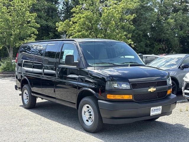 2026 Chevrolet Express 2500 Work Van HD's photo