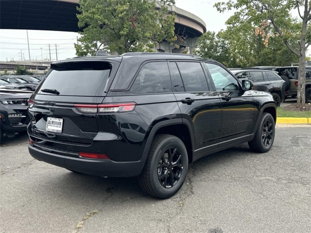 New 2025 Jeep Grand Cherokee Laredo SUV