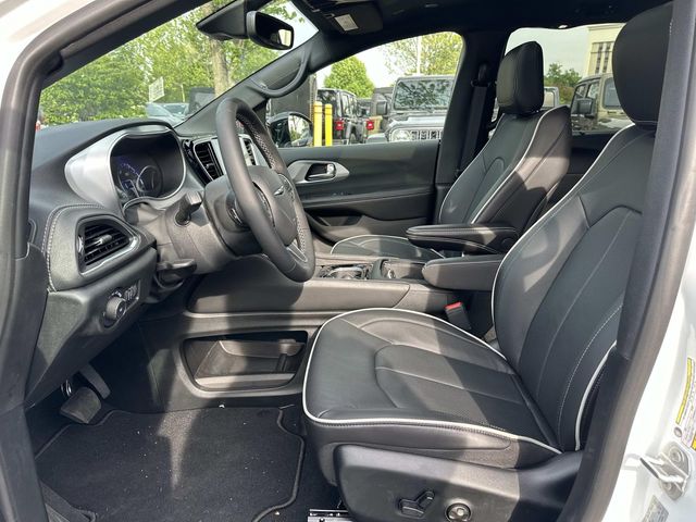 2026 Chrysler Pacifica Limited - Photo 9