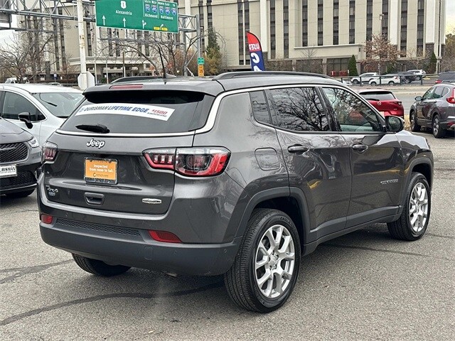 2023 Jeep Compass Latitude Lux photo 2