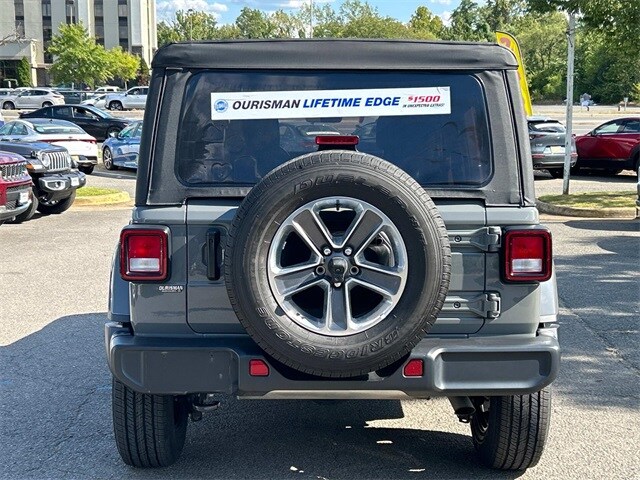 2022 Jeep Wrangler Unlimited Sahara photo 3