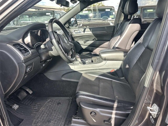 2021 Jeep Grand Cherokee Laredo X photo 2