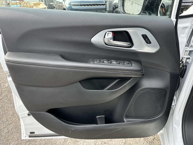 2026 Chrysler Pacifica Limited - Photo 8