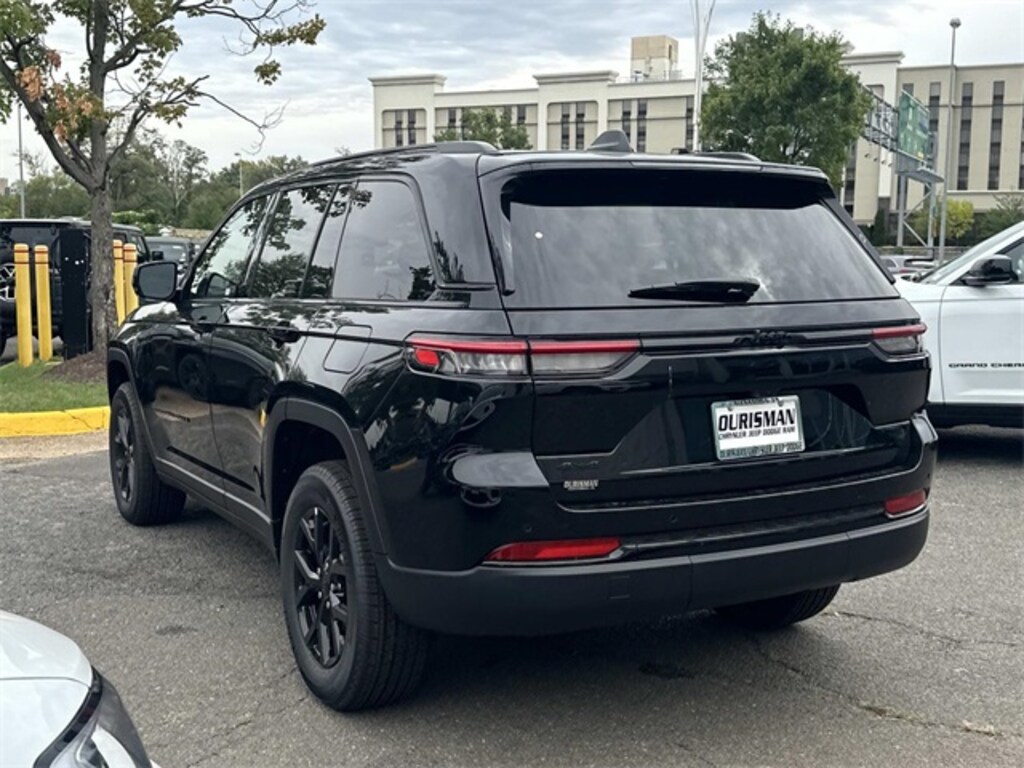New 2025 Jeep Grand Cherokee Laredo SUV