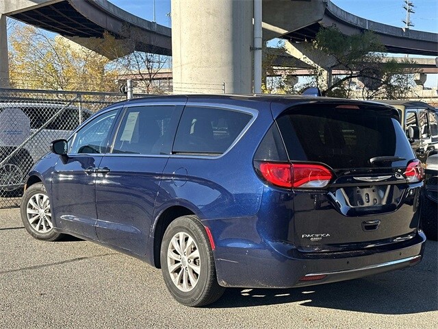 2019 Chrysler Pacifica Touring Plus photo 3